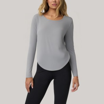 Loose-fitting and breathable women's long-sleeved base layer