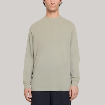 Simple and loose-fitting men's long-sleeved base layer shirt