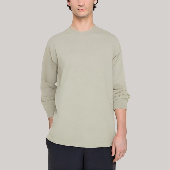 Simple and loose-fitting men's long-sleeved base layer shirt